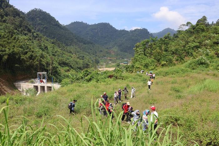 Trải nghiệm hiking xuyên rừng nguyên sinh tới suối thác Lủng Páng. Ảnh: Anh Đoàn