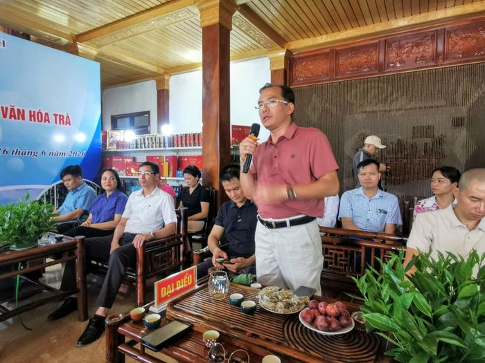 Ông Lương Duy Doanh, Giám đốc Công ty Fivestar Travel, đại diện các đơn vị lữ hành du lịch phát biểu ý kiến xây dựng sản phẩm du lịch mới cho địa phương. Ảnh: Ngọc Linh