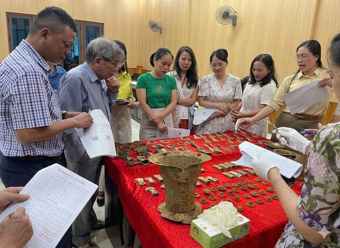 Hội đồng thẩm định hiện vật. Ảnh: Bảo tàng Nghệ An - Xô Viết Nghệ Tĩnh