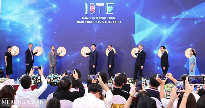 Các đại biểu thực hiện nghi thức khai mạc triển lãm. Ảnh: Thu Thảo/Mekong ASEAN.