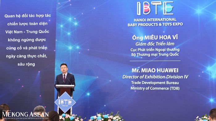 Ông Miêu Hoa Vĩ, Giám đốc Triển lãm thuộc Cục Phát triển Ngoại thương, Bộ Thương mại Trung Quốc phát biểu tại buổi lễ. Ảnh: Thu Thảo/Mekong ASEAN.