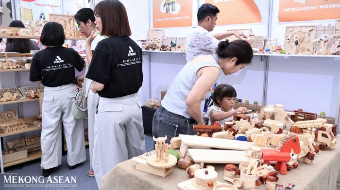 Gian hàng "mộc mạc" với rất nhiều đồ chơi được làm từ gỗ của Atachoi. Ảnh: Thu Thảo/Mekong ASEAN.