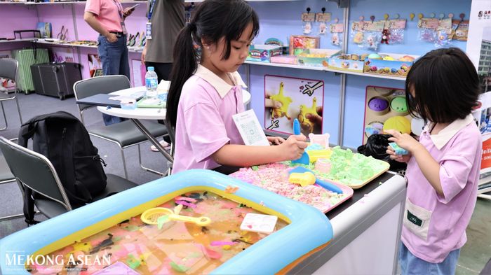 Các em nhỏ tham gia triển lãm sẽ được trực tiếp trải nghiệm những sản phẩm đồ chơi tại gian hàng trưng bày. Ảnh: Thu Thảo/Mekong ASEAN.
