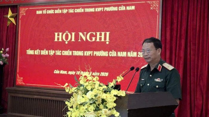Thiếu tướng Nguyễn Đình Thạo Phó tư lệnh kiêm tham mưu trưởng Bộ tư lệnh thủ đô Hà Nội phát biểu rút kinh nghiệm trước hội nghị