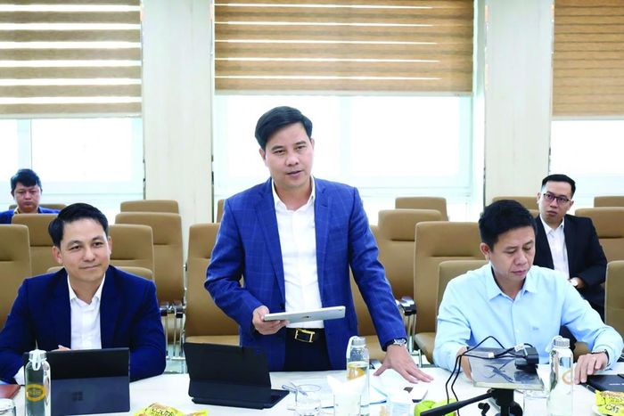 Ông Lê Anh Xuân, Giám đốc NHNN KV 9 và đại diện các TCTD trao đổi với doanh nghiệp trên địa bàn trong Chương trình kết nối Ngân hàng - Doanh nghiệp