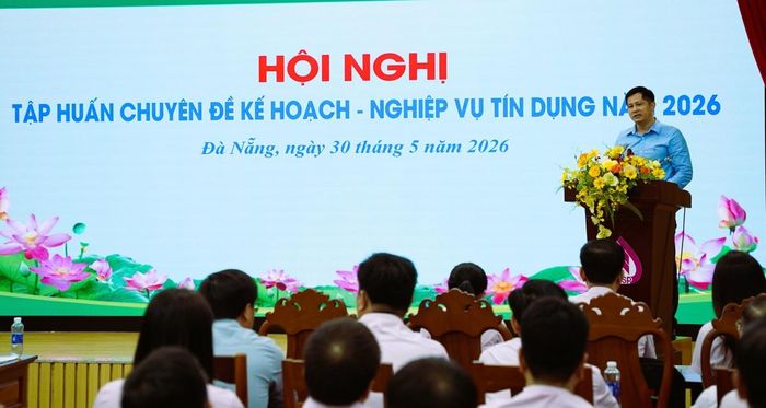 Ông Đoàn Ngọc Chung - Giám đốc NHCSXH Chi nhánh thành phố phát biểu chỉ đạo Hội nghị tập huấn nghiệp vụ chuyên đề Kế hoạch - Nghiệp vụ tín dụng năm 2026.