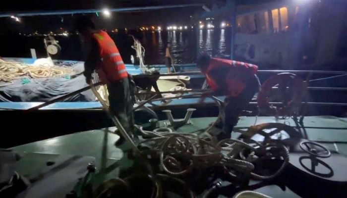 Lực lượng Bộ đội Biên phòng tiếp cận, cứu nạn tàu cá trong đêm. Ảnh: BP