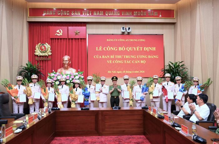 Bộ trưởng Lương Tam Quang trao Quyết định của Ban Bí thư cho Thứ trưởng Lê Quốc Hùng và các đồng chí trong Ủy ban Kiểm tra Đảng ủy CATW nhiệm kỳ 2025 - 2030.
