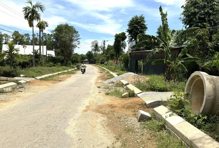Dự án nâng cấp, mở rộng tuyến đường vào thôn Dỗi, xã Khe Tre thi công nhiều năm chưa hoàn thiện.