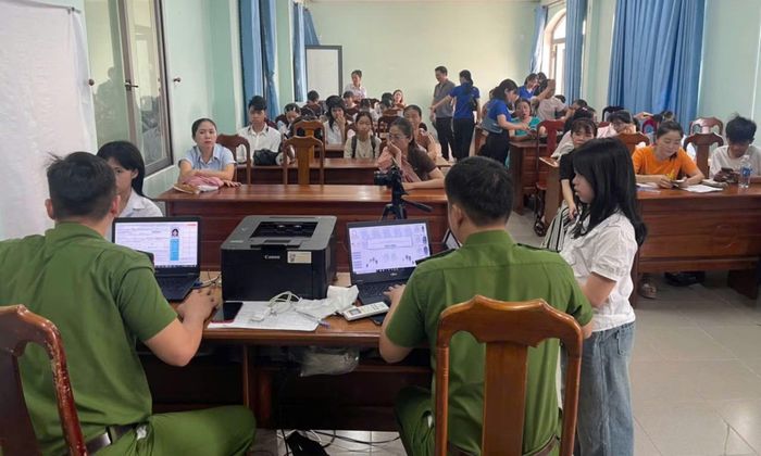 Cán bộ Công an xã Chiên Đàn thu nhận hồ sơ cấp căn cước cho trẻ từ 6 đến dưới 14 tuổi.