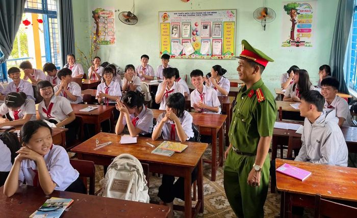 Công an xã Chiên Đàn đẩy mạnh tuyên truyền pháp luật trong học đường.