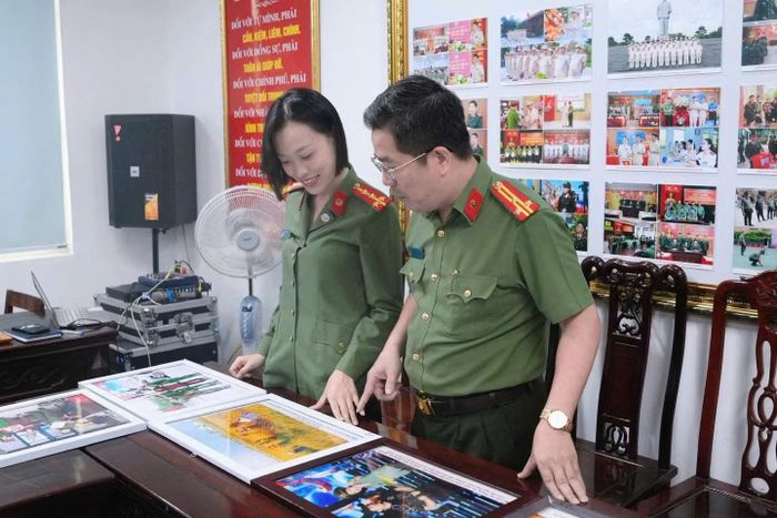 Các thành viên trong Ban tổ chức cuộc thi lựa chọn những tác phẩm xứng đáng vào vòng chung khảo.