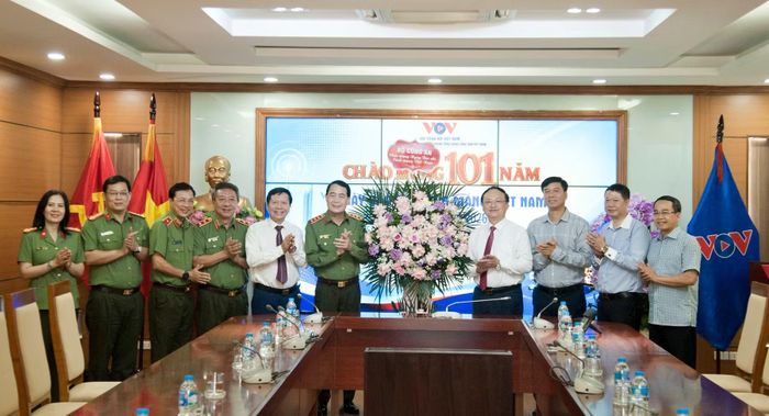 Thứ trưởng Lê Quốc Hùng trao tặng lẵng hoa chúc mừng Đài Tiếng nói Việt Nam.