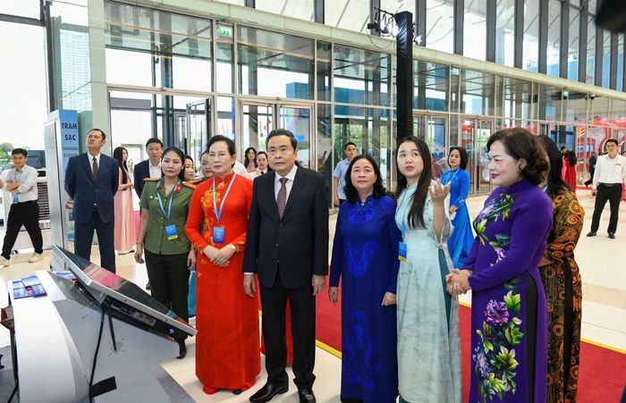 Chủ tịch Quốc hội Trần Thanh Mẫn và các đại biểu tham quan gian hàng triển lãm của Phụ nữ CAND.