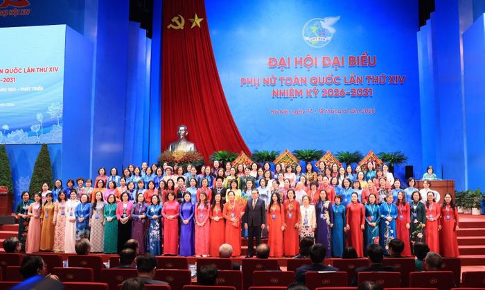 Chủ tịch Quốc hội Trần Thanh Mẫn chụp ảnh cùng Ban chấp hành Hội Liên hiệp Phụ nữ Việt Nam nhiệm kỳ mới.
