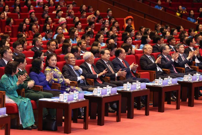 Các đồng chí lãnh đạo, nguyên lãnh đạo Đảng, Nhà nước và các đại biểu tham dự đại hội.