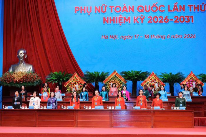 Đoàn Chủ tịch ra mắt đại hội.