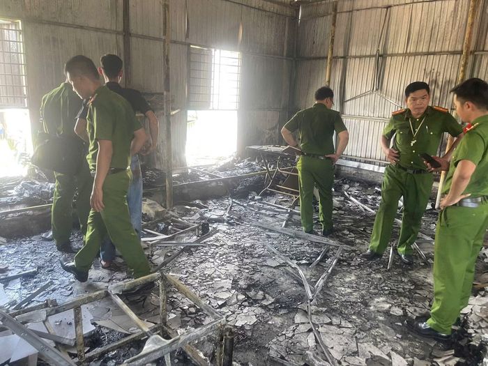 Cơ quan Công an khám nghiệm hiện trường, điều tra nguyên nhân vụ cháy.