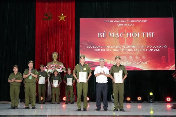 Trao giải cho các Đội tham gia hội thi tại cụm số 2, TP Huế.