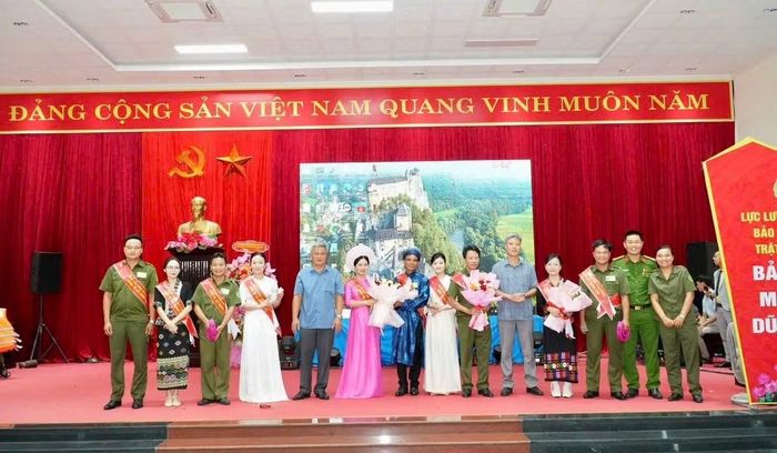 Lãnh đạo xã và Công an tặng hoa chúc mừng Đội thi của xã Hưng Lộc.