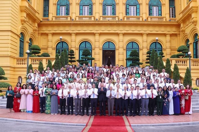 Chủ tịch nước Tô Lâm gặp mặt 101 nhà báo tiêu biểu đoạt Giải báo chí quốc gia qua các năm nhân kỷ niệm 101 năm Ngày Báo chí cách mạng Việt Nam.