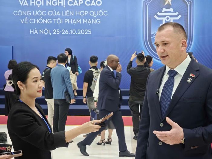 Bộ trưởng Bộ Nội vụ Cộng hòa Belarus Kubrakov Ivan Vladimirovich trả lời phỏng vấn phóng viên Báo Công an nhân dân bên lề Lễ mở ký Công ước Hà Nội.