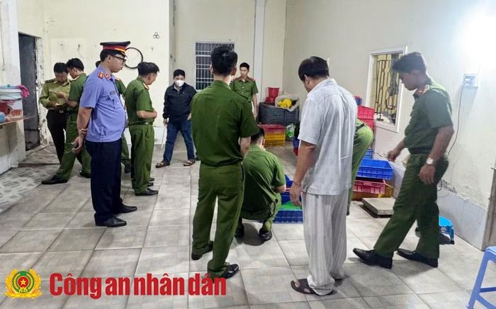 Khám xét nơi ở của đối tượng Phùng Hữu Thịnh.