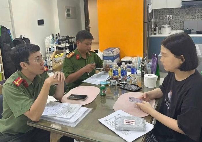 Các tổ công tác tiến hành kiểm tra hộ chiếu, giấy tờ cư trú của từng người nước ngoài...
