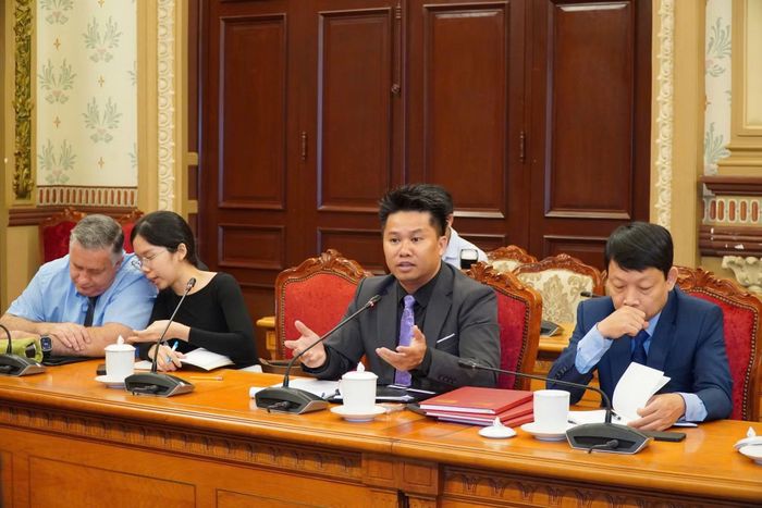 Các thành viên dự buổi họp cùng trao đổi ý kiến.