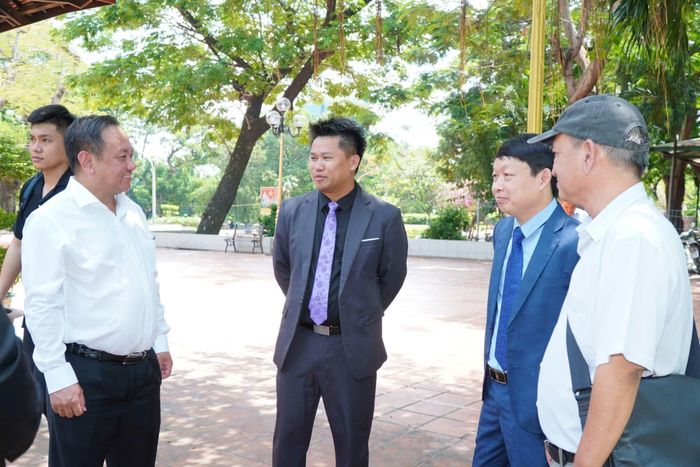 Các đại biểu trao đổi thông tin tại Công viên Lê Thị Riêng.