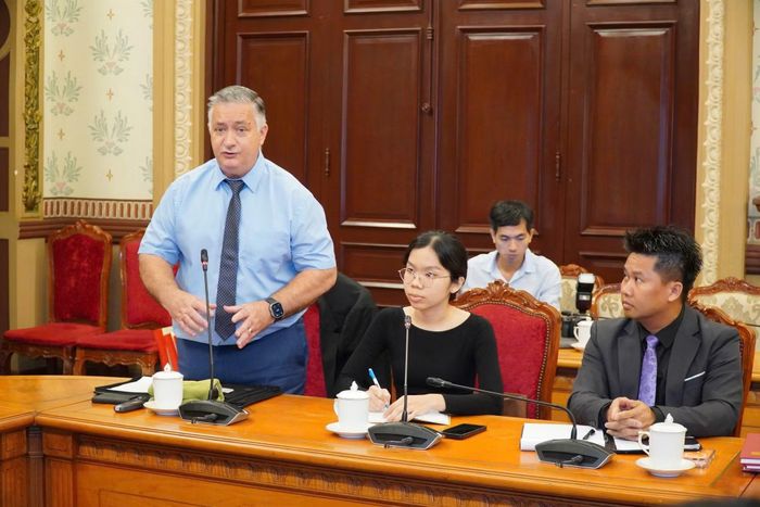 Ông Stephen Maxner, Giám đốc Trung tâm Việt Nam và Văn khố Sam Johnson trao đổi ý kiến.
