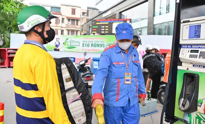 Đây là kỳ đầu tiên Nhà nước công bố giá cơ sở mặt hàng xăng E10RON95, thay thế xăng RON95.