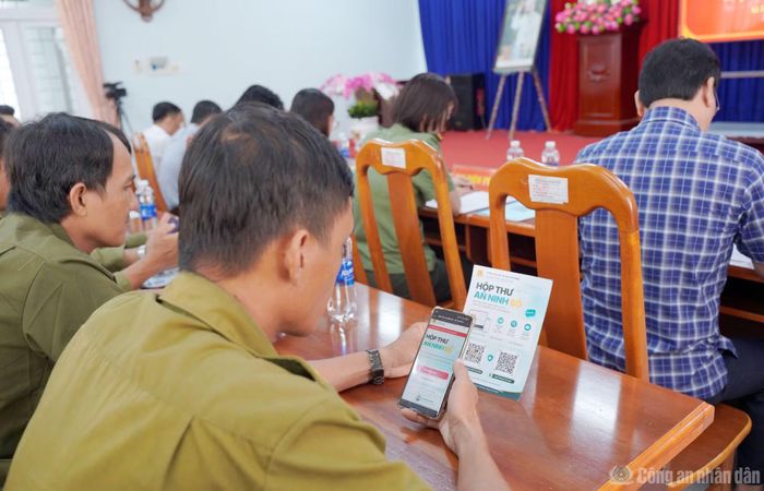 Các đại biểu trực tiếp thao tác quét mã QR code để sử dụng “Hộp thư an ninh số”
