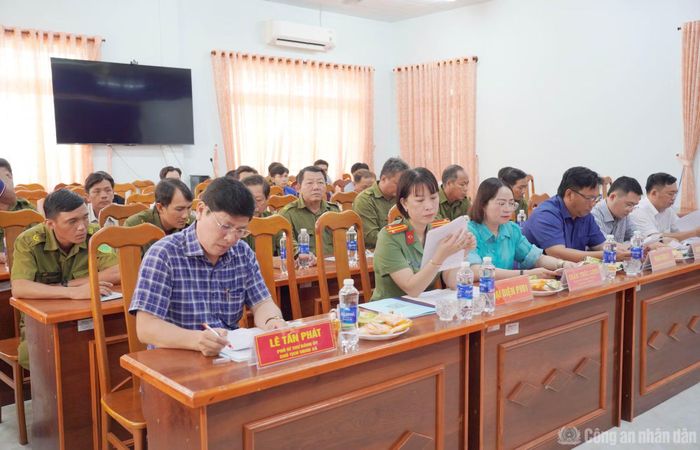 Các đại biểu dự ra mắt mô hình.