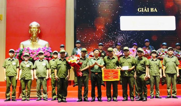 Đại tá Trần Ngọc Tuấn, Phó Giám đốc Công an tỉnh trao giải Ba cho Cụm thi số 12.