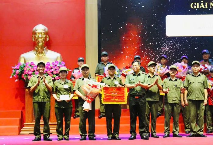 Thiếu tướng Đinh Việt Dũng, Giám đốc Công an tỉnh trao giải Nhì cho Cụm thi số 13.
