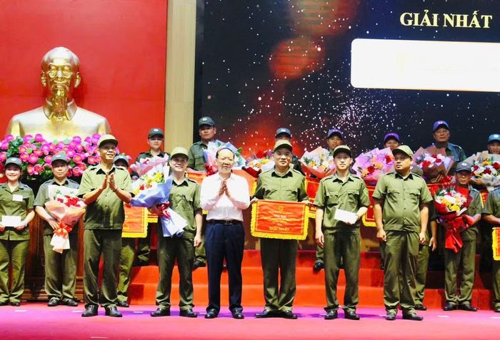 Đồng chí Bùi Thanh An, Phó Chủ tịch Thường trực UBND tỉnh trao giải Nhất cho Cụm thi số 1.