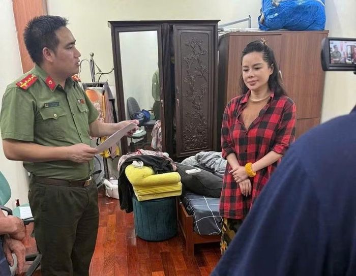 Cán bộ Cơ quan An ninh điều tra Công an TP Hà Nội đọc lệnh khám xét nơi ở của đối tượng Nguyễn Thiên Hương
