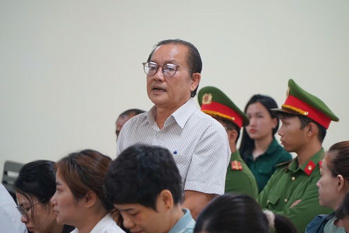 Đại diện tổ chức, người có nghĩa vụ liên quan trình bày tại tòa.