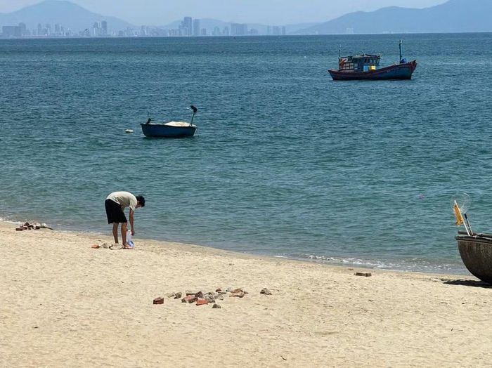 Nhiều công trình ven biển từng bị sóng đánh sập, vật liệu xây dựng theo thời gian bị cuốn trôi và dạt trở lại bãi biển.
