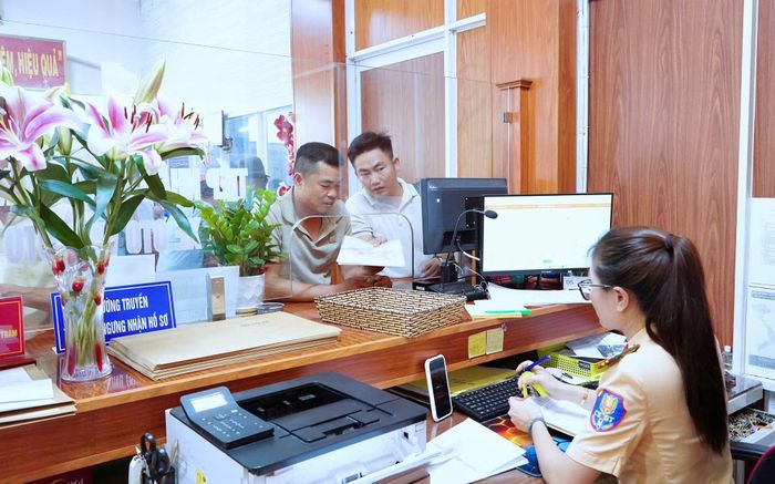 Phòng CSGT tích cực thực hiện công tác chuyển đổi số, ứng dụng công nghệ và cải cách hành chính để phục vụ nhân dân một cách tốt nhất.