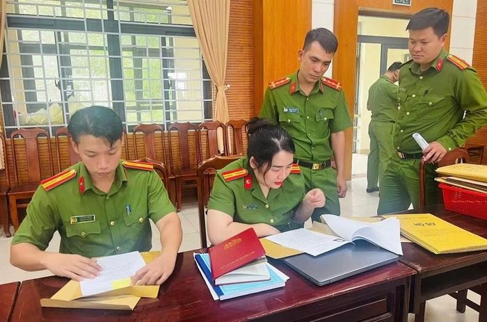 Tổ Công tác Cục Cảnh sát QLHC về TTXH hướng dẫn công tác lập hồ sơ quản lý ngành nghề đầu tư kinh doanh có điều kiện về ANTT tại Công an xã Long Thành.