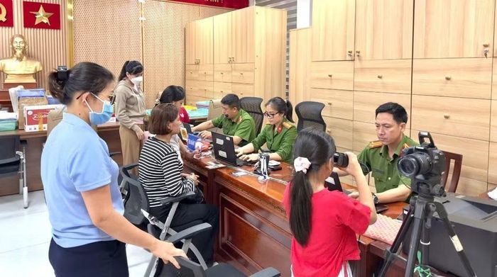 Phòng Cảnh sát QLHC về TTXH, Công an TP Đồng Nai tích cực chuyển đổi số, ứng dụng công nghệ trong các mặt công tác nhằm phục vụ nhân dân tốt nhất.