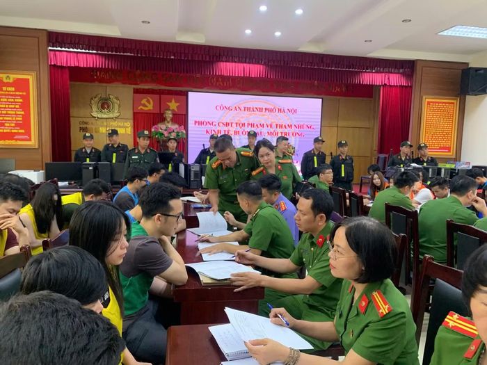 Công an TP Hà Nội làm việc với các đối tượng trong vụ việc lừa đảo, chiếm đoạt tài sản bằng thủ đoạn bán "sở hữu kỳ nghỉ".