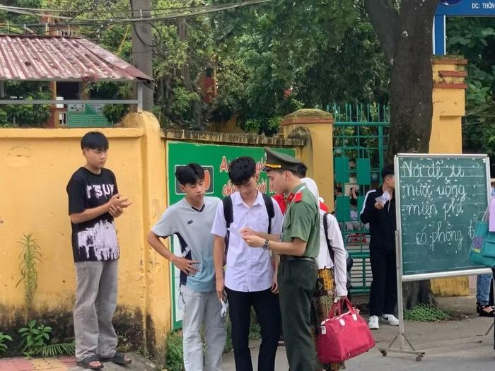 Đoàn thanh niên Học viện Chính trị CAND hỗ trợ thí sinh tham dự Kỳ thi đánh giá của Bộ Công an.