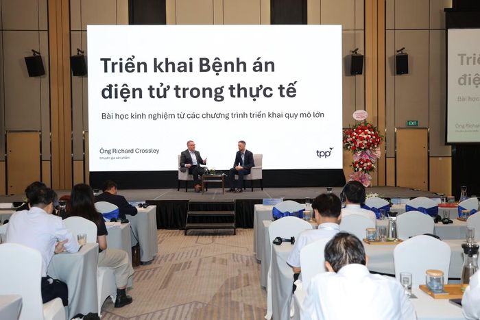 Các chuyên gia quốc tế trao đổi tại hội thảo.