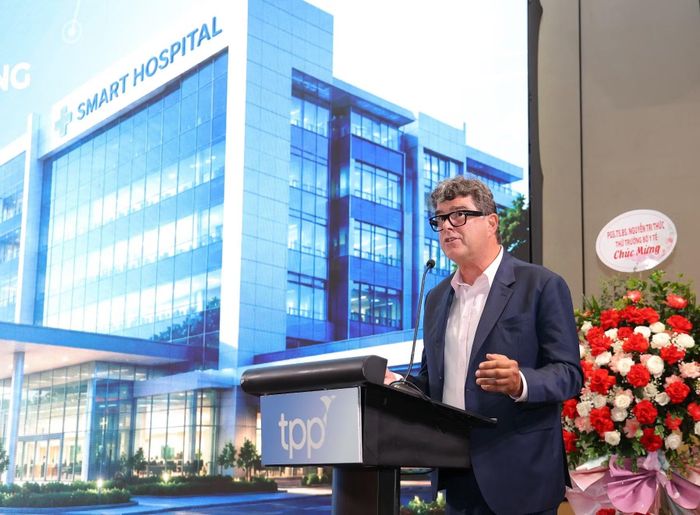 Ông Frank Hester OBE chia sẻ kinh nghiệm quốc tế về chuyển đổi số và xây dựng bệnh viện thông minh