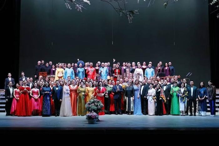Các nghệ sĩ đoàn công tác của Nhà hát Hồ Gươm cùng các lãnh đạo, nghệ sĩ Nhà hát Opera và Ballet Quốc gia Belarus.
