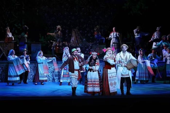 Sự tham gia của các nghệ sĩ Belarus biểu diễn đã tạo nên không gian nghệ thuật giàu cảm xúc.