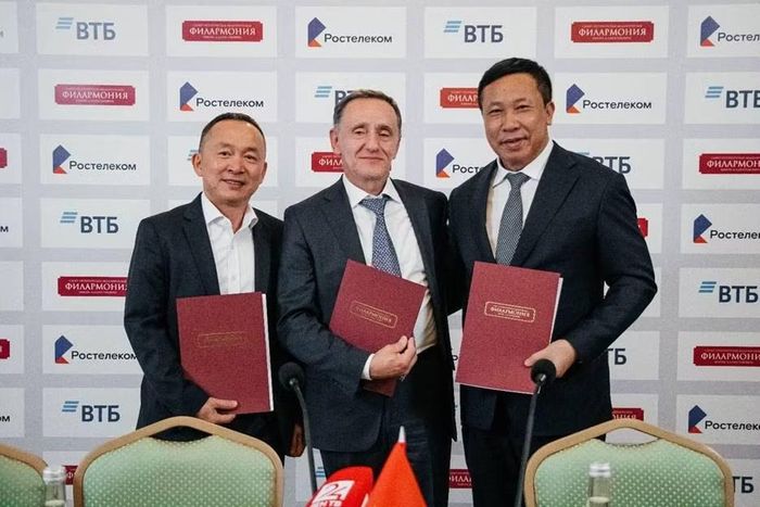 Thiếu tướng, NSND Nguyễn Công Bẩy, Phó Cục trưởng Cục Công tác chính trị, Giám đốc Nhà hát Hồ Gươm cùng nhạc sĩ Nguyễn Quốc Trung, Giám đốc Công ty TNHH Thanh Việt Production và ông Ilya Cherkasov, Viện trưởng Viện St. Petersburg Philharmonia ký kết hợp tác.